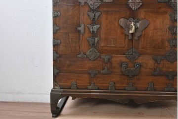 アジアンヴィンテージ　アンティーク調　蝶の羽をモチーフにしたシンメトリーデザインが魅力的な李朝箪笥　(R-084806)