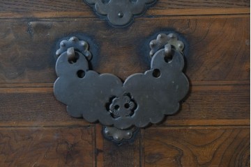 アジアンヴィンテージ　アンティーク調　蝶の羽をモチーフにしたシンメトリーデザインが魅力的な李朝箪笥　(R-084806)