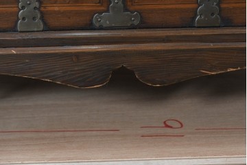 アジアンヴィンテージ　アンティーク調　蝶の羽をモチーフにしたシンメトリーデザインが魅力的な李朝箪笥　(R-084806)