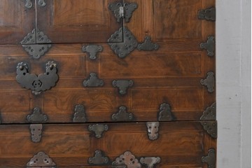 アジアンヴィンテージ　アンティーク調　蝶の羽をモチーフにしたシンメトリーデザインが魅力的な李朝箪笥　(R-084806)