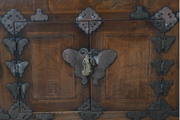 アジアンヴィンテージ　アンティーク調　蝶の羽をモチーフにしたシンメトリーデザインが魅力的な李朝箪笥　(R-084806)