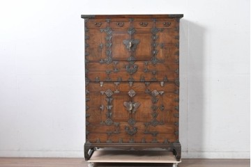 アジアンヴィンテージ　アンティーク調　蝶の羽をモチーフにしたシンメトリーデザインが魅力的な李朝箪笥　(R-084806)