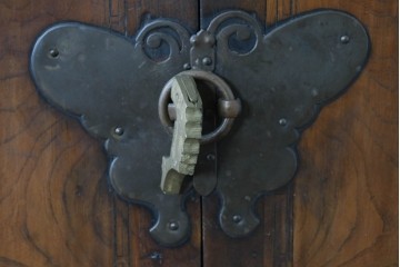 アジアンヴィンテージ　アンティーク調　蝶の羽をモチーフにしたシンメトリーデザインが魅力的な李朝箪笥　(R-084806)