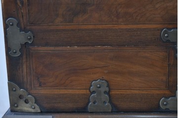 アジアンヴィンテージ　アンティーク調　蝶の羽をモチーフにしたシンメトリーデザインが魅力的な李朝箪笥　(R-084806)