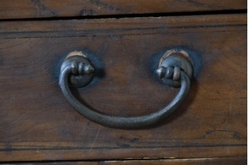 アジアンヴィンテージ　アンティーク調　蝶の羽をモチーフにしたシンメトリーデザインが魅力的な李朝箪笥　(R-084806)