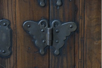 アジアンヴィンテージ　アンティーク調　蝶の羽をモチーフにしたシンメトリーデザインが魅力的な李朝箪笥　(R-084806)