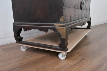 アジアンヴィンテージ　アンティーク調　蝶の羽をモチーフにしたシンメトリーデザインが魅力的な李朝箪笥　(R-084806)