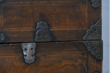 アジアンヴィンテージ　アンティーク調　蝶の羽をモチーフにしたシンメトリーデザインが魅力的な李朝箪笥　(R-084806)