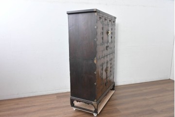 アジアンヴィンテージ　アンティーク調　蝶の羽をモチーフにしたシンメトリーデザインが魅力的な李朝箪笥　(R-084806)