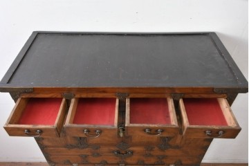 アジアンヴィンテージ　アンティーク調　蝶の羽をモチーフにしたシンメトリーデザインが魅力的な李朝箪笥　(R-084806)