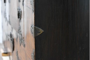 アジアンヴィンテージ　アンティーク調　蝶の羽をモチーフにしたシンメトリーデザインが魅力的な李朝箪笥　(R-084807)