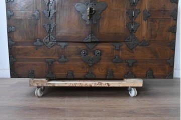 アジアンヴィンテージ　アンティーク調　蝶の羽をモチーフにしたシンメトリーデザインが魅力的な李朝箪笥　(R-084807)