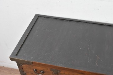 アジアンヴィンテージ　アンティーク調　蝶の羽をモチーフにしたシンメトリーデザインが魅力的な李朝箪笥　(R-084807)