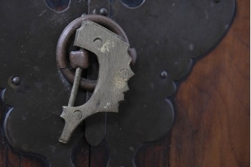 アジアンヴィンテージ　アンティーク調　蝶の羽をモチーフにしたシンメトリーデザインが魅力的な李朝箪笥　(R-084807)