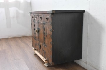 アジアンヴィンテージ　アンティーク調　蝶の羽をモチーフにしたシンメトリーデザインが魅力的な李朝箪笥　(R-084807)