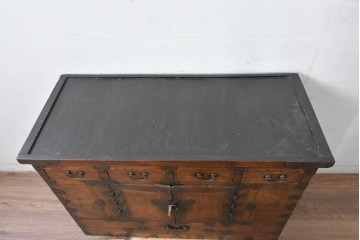 アジアンヴィンテージ　アンティーク調　蝶の羽をモチーフにしたシンメトリーデザインが魅力的な李朝箪笥　(R-084807)