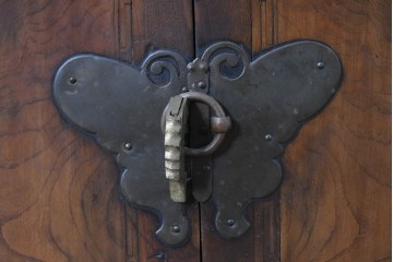 アジアンヴィンテージ　アンティーク調　蝶の羽をモチーフにしたシンメトリーデザインが魅力的な李朝箪笥　(R-084807)