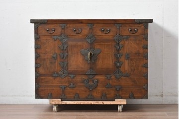 アジアンヴィンテージ　アンティーク調　蝶の羽をモチーフにしたシンメトリーデザインが魅力的な李朝箪笥　(R-084807)