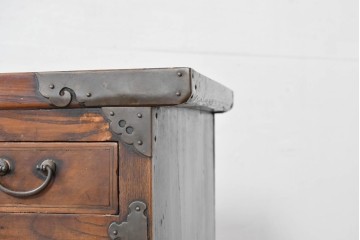 アジアンヴィンテージ　アンティーク調　蝶の羽をモチーフにしたシンメトリーデザインが魅力的な李朝箪笥　(R-084807)