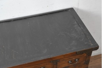 アジアンヴィンテージ　アンティーク調　蝶の羽をモチーフにしたシンメトリーデザインが魅力的な李朝箪笥　(R-084807)