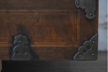 アジアンヴィンテージ　アンティーク調　蝶の羽をモチーフにしたシンメトリーデザインが魅力的な李朝箪笥　(R-084807)