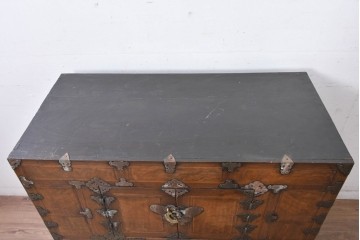 アジアンヴィンテージ　アンティーク調　蝶の羽をモチーフにしたシンメトリーデザインが魅力的な李朝箪笥　(R-084808)