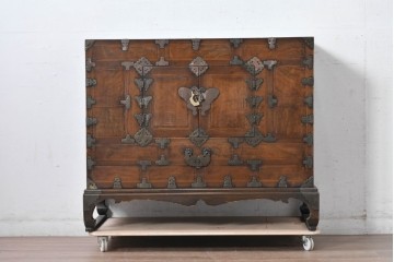 アジアンヴィンテージ　アンティーク調　蝶の羽をモチーフにしたシンメトリーデザインが魅力的な李朝箪笥　(R-084808)