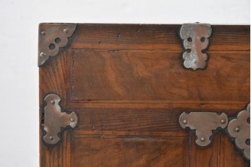 アジアンヴィンテージ　アンティーク調　蝶の羽をモチーフにしたシンメトリーデザインが魅力的な李朝箪笥　(R-084808)