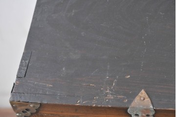 アジアンヴィンテージ　アンティーク調　蝶の羽をモチーフにしたシンメトリーデザインが魅力的な李朝箪笥　(R-084808)