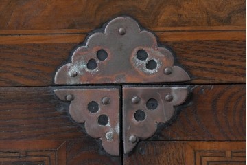 アジアンヴィンテージ　アンティーク調　蝶の羽をモチーフにしたシンメトリーデザインが魅力的な李朝箪笥　(R-084808)