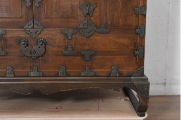 アジアンヴィンテージ　アンティーク調　蝶の羽をモチーフにしたシンメトリーデザインが魅力的な李朝箪笥　(R-084808)