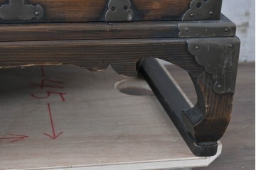 アジアンヴィンテージ　アンティーク調　蝶の羽をモチーフにしたシンメトリーデザインが魅力的な李朝箪笥　(R-084808)