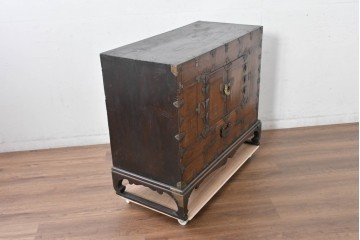 アジアンヴィンテージ　アンティーク調　蝶の羽をモチーフにしたシンメトリーデザインが魅力的な李朝箪笥　(R-084808)