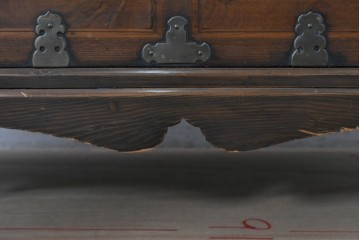 アジアンヴィンテージ　アンティーク調　蝶の羽をモチーフにしたシンメトリーデザインが魅力的な李朝箪笥　(R-084808)