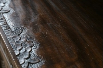 和製ヴィンテージ　軽井沢彫り　隅々まで施された桜の彫りが見事な食器棚　(R-084813)