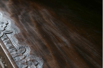 和製ヴィンテージ　軽井沢彫り　隅々まで施された桜の彫りが見事な食器棚　(R-084813)