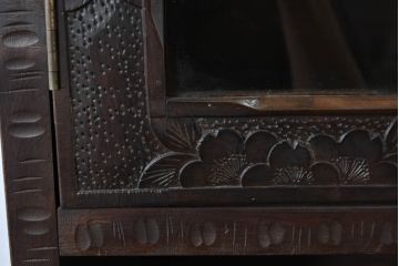 和製ビンテージ　軽井沢彫り　隅々まで施された桜の彫りが見事な食器棚(収納棚、戸棚、キャビネット、カップボード、ヴィンテージ)(R-084813)