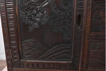 和製ビンテージ　軽井沢彫り　隅々まで施された桜の彫りが見事な食器棚(収納棚、戸棚、キャビネット、カップボード、ヴィンテージ)(R-084813)