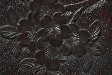和製ビンテージ　軽井沢彫り　隅々まで施された桜の彫りが見事な食器棚(収納棚、戸棚、キャビネット、カップボード、ヴィンテージ)(R-084813)