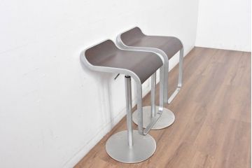 中古　美品　イタリア高級家具　ADAL(アダル)　Lapalma(ラパルマ)　LEM(レム)　洗練されたフォルムと優れた座り心地が魅力の昇降式カウンタースツール2脚　セット定価約20万円相当　(R-084814)