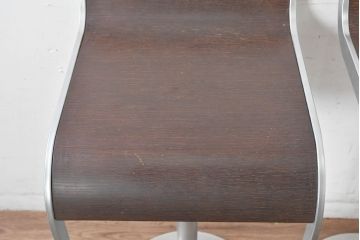 中古　美品　イタリア高級家具　ADAL(アダル)　Lapalma(ラパルマ)　LEM(レム)　洗練されたフォルムと優れた座り心地が魅力の昇降式カウンタースツール2脚　セット定価約20万円相当　(R-084814)