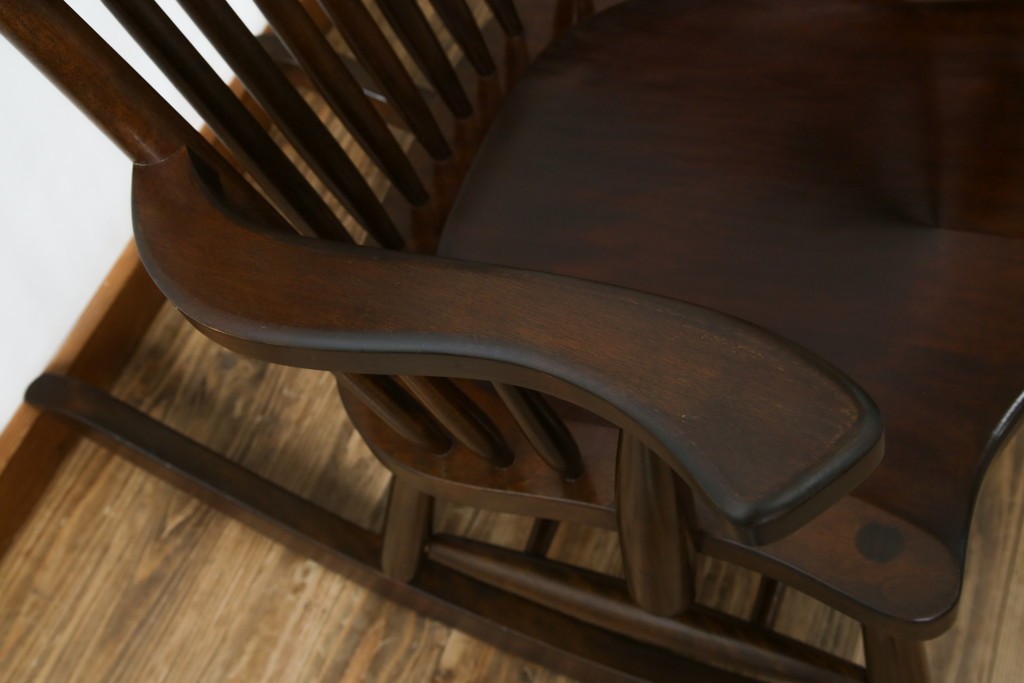 中古　美品　松本民芸家具　くつろぎの時間にぴったりなJ型ロッキングチェア　定価約24万円　(R-084822)