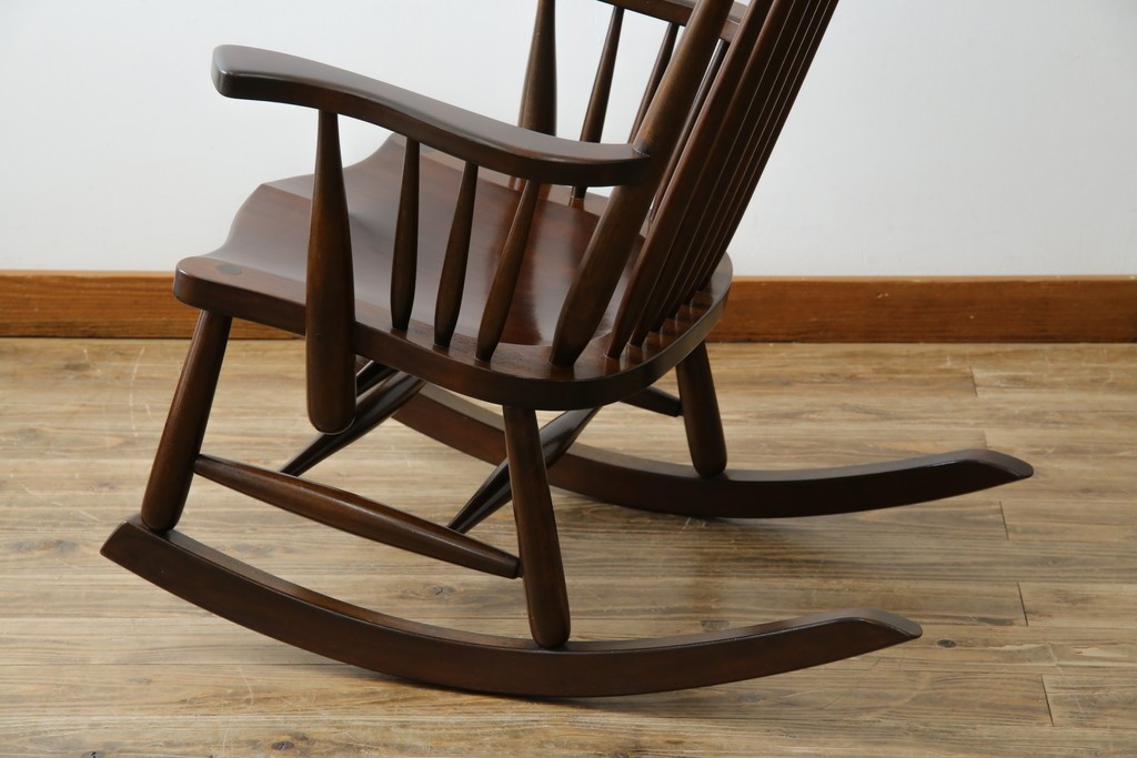 中古　美品　松本民芸家具　くつろぎの時間にぴったりなJ型ロッキングチェア　定価約24万円　(R-084822)