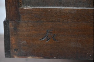 中古　美品　松本民芸家具　MA型　落ち着いた品のある佇まいが魅力的な茶タンス　定価約52万円　(R-084825)