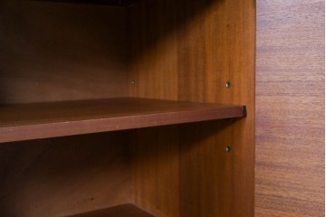 イギリスビンテージ　Gordon Russell(ゴードンラッセル)　ローズウッド材　重厚感と洗練を両立したサイドボード　(R-084826)