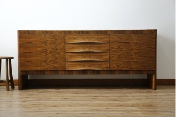 イギリスヴィンテージ　Gordon Russell(ゴードンラッセル)　ローズウッド材　重厚感と洗練を両立したサイドボード　(R-084826)