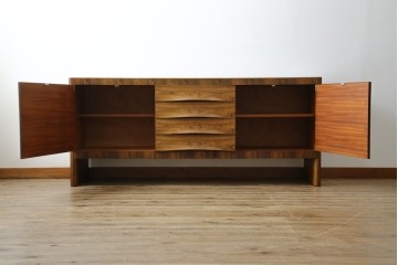 イギリスヴィンテージ　Gordon Russell(ゴードンラッセル)　ローズウッド材　重厚感と洗練を両立したサイドボード　(R-084826)