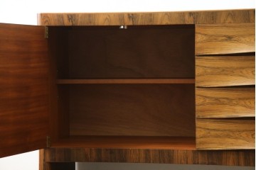 イギリスヴィンテージ　Gordon Russell(ゴードンラッセル)　ローズウッド材　重厚感と洗練を両立したサイドボード　(R-084826)