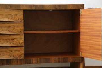 イギリスヴィンテージ　Gordon Russell(ゴードンラッセル)　ローズウッド材　重厚感と洗練を両立したサイドボード　(R-084826)