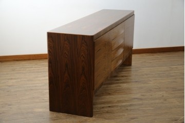 イギリスヴィンテージ　Gordon Russell(ゴードンラッセル)　ローズウッド材　重厚感と洗練を両立したサイドボード　(R-084826)